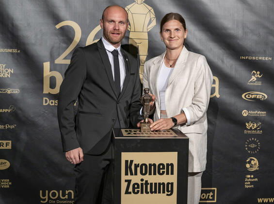 20220919 26. Bruno-Gala WIEN, OESTERREICH - 19. SEPTEMBER: SK Sturm Graz Frauen Sektionsleiter Mario Karner und Kapitänin Sophie Karner Preistraeger der Bruno-Award in der Kategorie Frauenmannschaft der Saison praesentiert von Christina Toth waehrend der Preisverleihung anlaesslich des 26. Bruno Galas, Das Fest Der SpielerInnen, praesentiert von Kronen Zeitung im Globe Wien in der Marx-Halle am 19. September 2022 in Wien, Oesterreich. 220919_SEPA_17_032 Copyright: xIsabellexOuvrardx SEPAxMedia