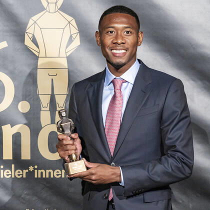 20220919 26. Bruno-Gala WIEN, OESTERREICH - 19. SEPTEMBER: Spieler von Real Madrid David Alaba, Preistraeger der Bruno-Award in der Kategorie Legionaer der Saison praesentiert von Coca-Cola waehrend der Preisverleihung anlaesslich des 26. Bruno Galas, Das Fest Der SpielerInnen, praesentiert von Kronen Zeitung im Globe Wien in der Marx-Halle am 19. September 2022 in Wien, Oesterreich. 220919_SEPA_17_021 Copyright: xIsabellexOuvrardx SEPAxMedia