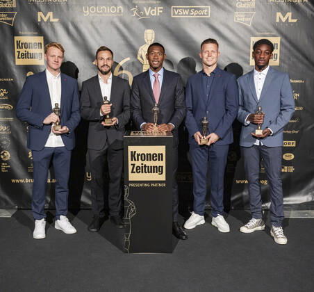 20220919 26. Bruno-Gala WIEN, OESTERREICH - 19. SEPTEMBER: Die Teamspieler der oesterreichischen Nationalmannschaft Nicolas Seiwald, Andreas Ulmer, David Alaba, Patrick Pentz und Muhammed-Cham Saracevic mit ihren Brunos nach der Preisverleihung anlaesslich des 26. Bruno Galas, Das Fest Der SpielerInnen, praesentiert von Kronen Zeitung im Globe Wien in der Marx-Halle am 19. September 2022 in Wien, Oesterreich. 220919_SEPA_17_025 Copyright: xIsabellexOuvrardx SEPAxMedia