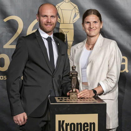 20220919 26. Bruno-Gala WIEN, OESTERREICH - 19. SEPTEMBER: SK Sturm Graz Frauen Sektionsleiter Mario Karner und Kapitänin Sophie Karner Preistraeger der Bruno-Award in der Kategorie Frauenmannschaft der Saison praesentiert von Christina Toth waehrend der Preisverleihung anlaesslich des 26. Bruno Galas, Das Fest Der SpielerInnen, praesentiert von Kronen Zeitung im Globe Wien in der Marx-Halle am 19. September 2022 in Wien, Oesterreich. 220919_SEPA_17_033 Copyright: xIsabellexOuvrardx SEPAxMedia