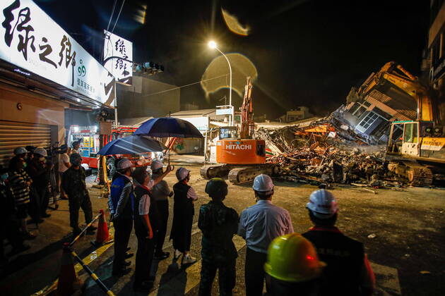 Bilder des Jahres 2022, News 09 September News Themen der Woche KW38 September 19, 2022, Yuli, Hualien, Taiwan: Local officials and soldiers oversee a wreckage removal operation at a collapsed residential building after a magnitude 6.8 earthquake hitting Taiwan caused damages to buildings, bridges and different structures across Taiwan, with some collapsed and of cases of people got trapped in rubble were also reported. Schools in Hualien and several train services have been suspended as international experts have said there could be aftershocks in the coming days or weeks. Yuli Taiwan - ZUMAs313 20220919_zip_s313_004 Copyright: xDanielxCengxShou-Yix