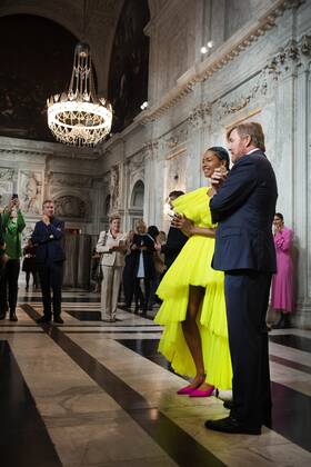 2022-09-21 10:50:35 AMSTERDAM - King Willem-Alexander with Iriee Zamblee, one of the three winners, in the Royal Palace for the presentation of the Royal Prize for Free Painting 2022. The king awarded the prize to three young artists. ANP OLAF KRAAK netherlands out - belgium out