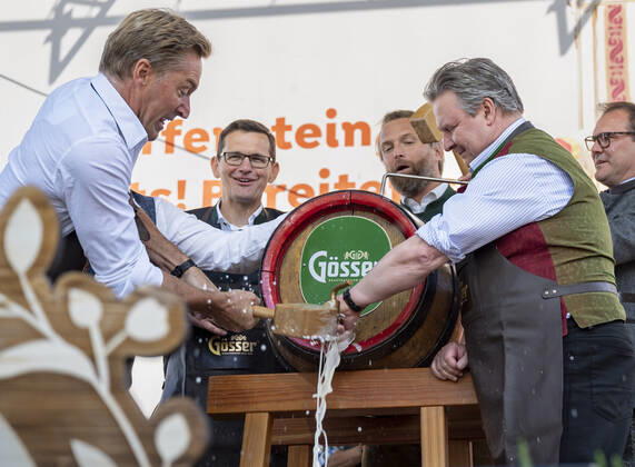 20220922 Eroeffnung des Oktoberfests 2022 WIEN, OESTERREICH - 22. SEPTEMBER: OÂ zapft is - Ehemaliger oesterreichischer Skifahrer Hans Knauss mit Wiener Buergermeister Michael Ludwig beim Bieranstich anlaesslich der Eroeffnung des Oktoberfests 2022, Die Wiener Kaiser Wiesn, auf der Kaiserwiese im Wiener Prater am 22. September in Wien, Oesterreich. 220922_SEPA_17_042 Copyright: xIsabellexOuvrardx SEPAxMedia