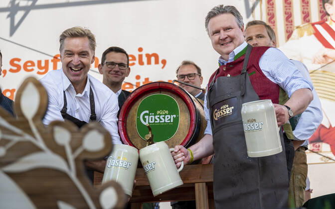 20220922 Eroeffnung des Oktoberfests 2022 WIEN, OESTERREICH - 22. SEPTEMBER: OÂ zapft is - Ehemaliger oesterreichischer Skifahrer Hans Knauss mit Wiener Buergermeister Michael Ludwig beim Bieranstich anlaesslich der Eroeffnung des Oktoberfests 2022, Die Wiener Kaiser Wiesn, auf der Kaiserwiese im Wiener Prater am 22. September in Wien, Oesterreich. 220922_SEPA_17_026 Copyright: xIsabellexOuvrardx SEPAxMedia