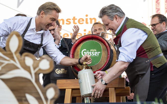 20220922 Eroeffnung des Oktoberfests 2022 WIEN, OESTERREICH - 22. SEPTEMBER: OÂ zapft is - Ehemaliger oesterreichischer Skifahrer Hans Knauss mit Wiener Buergermeister Michael Ludwig beim Bieranstich anlaesslich der Eroeffnung des Oktoberfests 2022, Die Wiener Kaiser Wiesn, auf der Kaiserwiese im Wiener Prater am 22. September in Wien, Oesterreich. 220922_SEPA_17_045 Copyright: xIsabellexOuvrardx SEPAxMedia