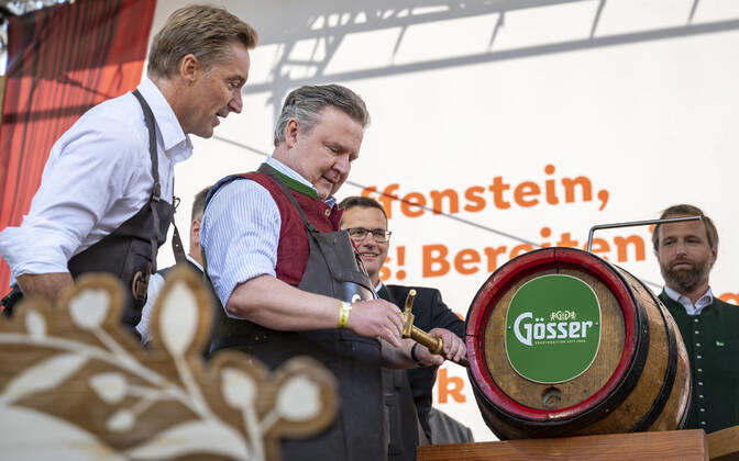 20220922 Eroeffnung des Oktoberfests 2022 WIEN, OESTERREICH - 22. SEPTEMBER: OÂ zapft is - Ehemaliger oesterreichischer Skifahrer Hans Knauss mit Wiener Buergermeister Michael Ludwig beim Bieranstich anlaesslich der Eroeffnung des Oktoberfests 2022, Die Wiener Kaiser Wiesn, auf der Kaiserwiese im Wiener Prater am 22. September in Wien, Oesterreich. 220922_SEPA_17_023 Copyright: xIsabellexOuvrardx SEPAxMedia