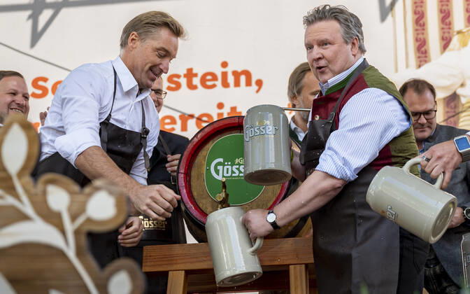 20220922 Eroeffnung des Oktoberfests 2022 WIEN, OESTERREICH - 22. SEPTEMBER: OÂ zapft is - Ehemaliger oesterreichischer Skifahrer Hans Knauss mit Wiener Buergermeister Michael Ludwig beim Bieranstich anlaesslich der Eroeffnung des Oktoberfests 2022, Die Wiener Kaiser Wiesn, auf der Kaiserwiese im Wiener Prater am 22. September in Wien, Oesterreich. 220922_SEPA_17_024 Copyright: xIsabellexOuvrardx SEPAxMedia