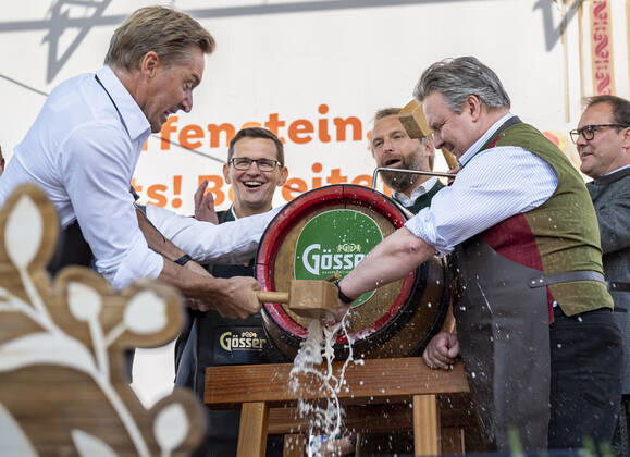 20220922 Eroeffnung des Oktoberfests 2022 WIEN, OESTERREICH - 22. SEPTEMBER: OÂ zapft is - Ehemaliger oesterreichischer Skifahrer Hans Knauss mit Wiener Buergermeister Michael Ludwig beim Bieranstich anlaesslich der Eroeffnung des Oktoberfests 2022, Die Wiener Kaiser Wiesn, auf der Kaiserwiese im Wiener Prater am 22. September in Wien, Oesterreich. 220922_SEPA_17_043 Copyright: xIsabellexOuvrardx SEPAxMedia