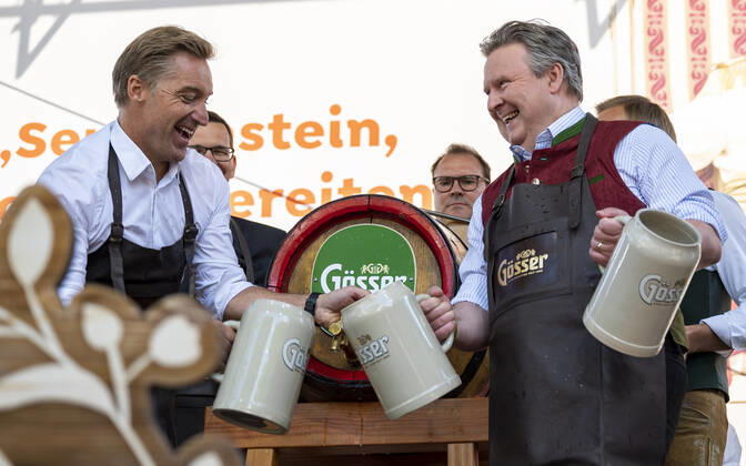 20220922 Eroeffnung des Oktoberfests 2022 WIEN, OESTERREICH - 22. SEPTEMBER: OÂ zapft is - Ehemaliger oesterreichischer Skifahrer Hans Knauss mit Wiener Buergermeister Michael Ludwig beim Bieranstich anlaesslich der Eroeffnung des Oktoberfests 2022, Die Wiener Kaiser Wiesn, auf der Kaiserwiese im Wiener Prater am 22. September in Wien, Oesterreich. 220922_SEPA_17_028 Copyright: xIsabellexOuvrardx SEPAxMedia