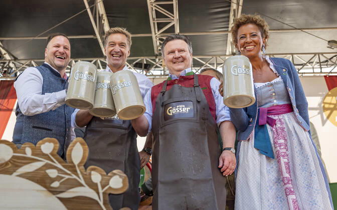Entertainment Bilder des Tages 20220922 Eroeffnung des Oktoberfests 2022 WIEN, OESTERREICH - 22. SEPTEMBER: OÂ zapft is - Geschaeftsfuehrer Johann Pittermann, ehemaliger oesterreichischer Skifahrer Hans Knauss, Wiener Buergermeister Michael Ludwig und TV Moderastorin und Host der Veranstaltung Arabella Kiesbaue beim Bieranstich anlaesslich der Eroeffnung des Oktoberfests 2022, Die Wiener Kaiser Wiesn, auf der Kaiserwiese im Wiener Prater am 22. September in Wien, Oesterreich. 220922_SEPA_17_033 Copyright: xIsabellexOuvrardx SEPAxMedia