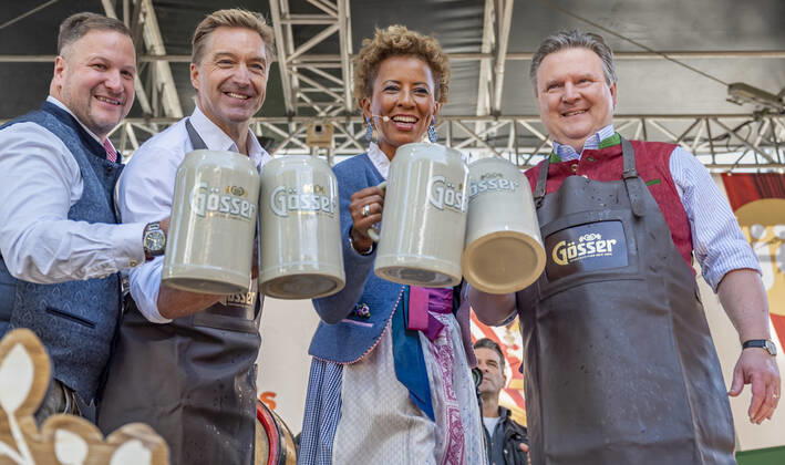 20220922 Eroeffnung des Oktoberfests 2022 WIEN, OESTERREICH - 22. SEPTEMBER: OÂ zapft is - Geschaeftsfuehrer Johann Pittermann, ehemaliger oesterreichischer Skifahrer Hans Knauss,TV Moderastorin und Host der Veranstaltung Arabella Kiesbauer und Wiener Buergermeister Michael Ludwig beim Bieranstich anlaesslich der Eroeffnung des Oktoberfests 2022, Die Wiener Kaiser Wiesn, auf der Kaiserwiese im Wiener Prater am 22. September in Wien, Oesterreich. 220922_SEPA_17_038 Copyright: xIsabellexOuvrardx SEPAxMedia