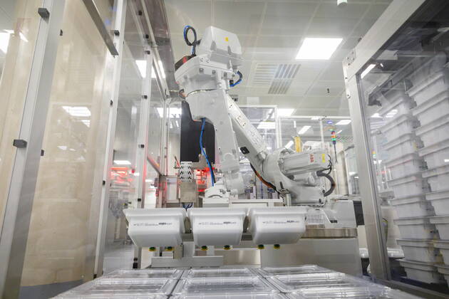 GSK GlaxoSmithKline Biologicals GlaxoSmithKline Biologicals stellt Impfstoffe für den Weltmarkt her: Der saisonale Grippe-Impfstoff wird in rund 70 Ländern vertrieben. Neben der Produktion saisonaler und pandemischer Grippe-Impfstoffe komplettiert die Formulierung und Abfüllung von Hepatitis-Impfstoffen das Portfolio des Dresdner Werkes. Der Produktionsprozess unterliegt den Richtlinien der Â»Guten HerstellungspraxisÂ« (GMP) sowie gesetzlichen Vorgaben, deren Einhaltung fortlaufend kontrolliert und dokumentiert wird. Nur die Impfstoffchargen, die sämtliche Qualitätsmerkmale über den kompletten Produktionsprozess erfüllen, werden am Ende durch die firmeninterne, behördlich anerkannte Â»Qualified PersonÂ« sowie durch das Paul-Ehrlich