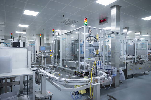 GSK GlaxoSmithKline Biologicals GlaxoSmithKline Biologicals stellt Impfstoffe für den Weltmarkt her: Der saisonale Grippe-Impfstoff wird in rund 70 Ländern vertrieben. Neben der Produktion saisonaler und pandemischer Grippe-Impfstoffe komplettiert die Formulierung und Abfüllung von Hepatitis-Impfstoffen das Portfolio des Dresdner Werkes. Der Produktionsprozess unterliegt den Richtlinien der Â»Guten HerstellungspraxisÂ« (GMP) sowie gesetzlichen Vorgaben, deren Einhaltung fortlaufend kontrolliert und dokumentiert wird. Nur die Impfstoffchargen, die sämtliche Qualitätsmerkmale über den kompletten Produktionsprozess erfüllen, werden am Ende durch die firmeninterne, behördlich anerkannte Â»Qualified PersonÂ« sowie durch das Paul-Ehrlich