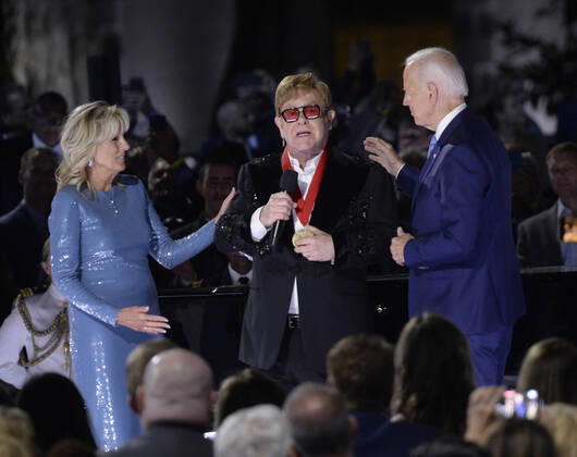 Bilder des Jahres 2022, Entertainment 09 September Entertainment Themen der Woche KW38 Entertainment Bilder des Tages September 23, 2022, Washington, District of Columbia, USA: Sir Elton John speaks after being presented with the National Humanities Medal by United States President Joe Biden and first lady Dr. Jill Biden after he preformed a show called A Night When Hope and History Rhyme as part of his farewell tour on the South Lawn of the White House in Washington, DC on Friday, September 23, 2022 Washington USA - ZUMAs152 20220923_zaa_s152_051 Copyright: xBonniexCashx-xPoolxviaxCNPx