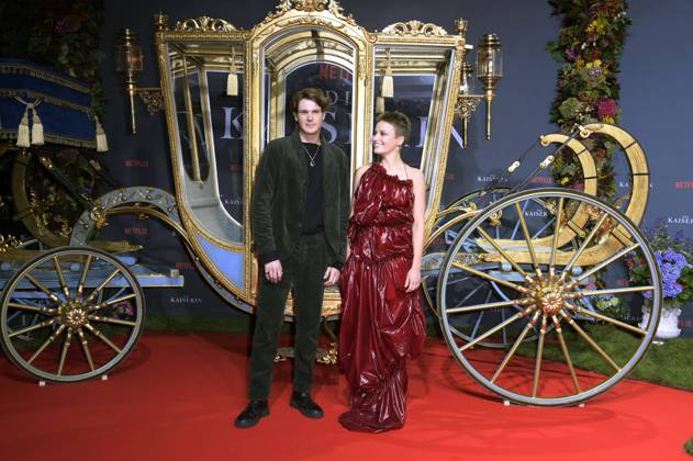 Philip Froissant und Devrim Lingnau beim Influencer Event zur Netflix-Serie Die Kaiserin in der Großen Orangerie vom Schloss Charlottenburg. Berlin, 23.09.2022