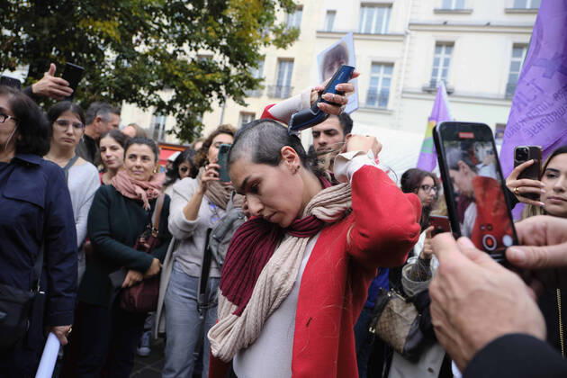 Bilder des Jahres 2022, News 09 September News Themen der Woche KW38 News Bilder des Tages September 24, 2022, Paris, Paris, FRANCE: A woman shaves her hair in protest after the death of Mahsa Amini in Iran last week. People gather in the center of Paris to show their support of Mahsa Amini, who died after having been arrested for wrongly wearing the hijab headscarf in Iran. Paris FRANCE - ZUMAh172 20220924_zip_h172_010 Copyright: xRemonxHaazenx