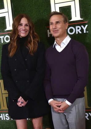 WASHINGTON, DC - SEPTEMBER 24: Julia Roberts and Paul Buccieri at HISTORYTalks 2022: Your Place in History at DAR Constitution Hall in Washington, DC on September 24, 2022. Copyright: xPatsyxLynchx