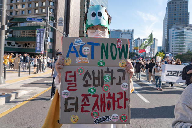 Climate Justice March In Seoul A protester holds a placard saying Act Now at Climate Justice March around Gwanghwamun area on September 24, 2022 in Seoul, South Korea. The demonstration demanded the government to stop using Fossil Energy system and climate justice. About 10,000 people by The Police s estimate (35,000 people by The Organizer s estimate) gathered at the demonstration on the day. Seoul South Korea Copyright: xKichulxShinx originalFilename: shin-climatej220924_npUOx