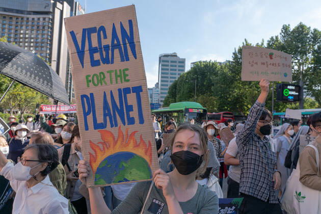 Climate Justice March In Seoul A protester holds a placard saying Vegan for the Planet. at Climate Justice March around Gwanghwamun area on September 24, 2022 in Seoul, South Korea. The demonstration demanded the government to stop using Fossil Energy system and climate justice. About 10,000 people by The Police s estimate (35,000 people by The Organizer s estimate) gathered at the demonstration on the day. Seoul South Korea Copyright: xKichulxShinx originalFilename: shin-climatej220924_npDbI