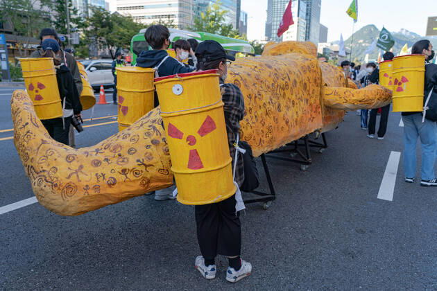 Climate Justice March In Seoul Protesters carry nuclear waste replicas at Climate Justice March around Gwanghwamun area on September 24, 2022 in Seoul, South Korea. The demonstration demanded the government to stop using Fossil Energy system and climate justice. About 10,000 people by The Police s estimate (35,000 people by The Organizer s estimate) gathered at the demonstration on the day. Seoul South Korea Copyright: xKichulxShinx originalFilename: shin-climatej220924_npZ32