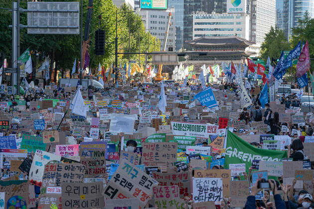 Climate Justice March In Seoul Protesters at Climate Justice March are seen around Gwanghwamun area on September 24, 2022 in Seoul, South Korea. The demonstration demanded the government to stop using Fossil Energy system and climate justice. About 10,000 people by The Police s estimate (35,000 people by The Organizer s estimate) gathered at the demonstration on the day. Seoul South Korea Copyright: xKichulxShinx originalFilename: shin-climatej220924_np6hk