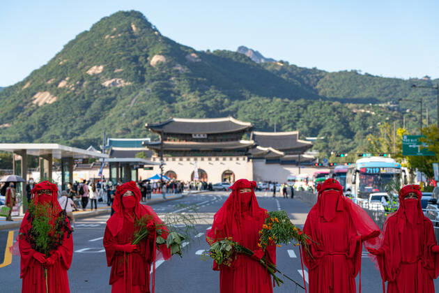 Climate Justice March In Seoul Protesters perfom at Climate Justice March around Gwanghwamun area on September 24, 2022 in Seoul, South Korea. The demonstration demanded the government to stop using Fossil Energy system and climate justice. About 10,000 people by The Police s estimate (35,000 people by The Organizer s estimate) gathered at the demonstration on the day. Seoul South Korea Copyright: xKichulxShinx originalFilename: shin-climatej220924_npiG3