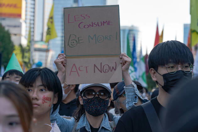 Climate Justice March In Seoul A protester holds a placard saying Less Consume, Be More! Act Now. at Climate Justice March around Gwanghwamun area on September 24, 2022 in Seoul, South Korea. The demonstration demanded the government to stop using Fossil Energy system and climate justice. About 10,000 people by The Police s estimate (35,000 people by The Organizer s estimate) gathered at the demonstration on the day. Seoul South Korea Copyright: xKichulxShinx originalFilename: shin-climatej220924_npuxo