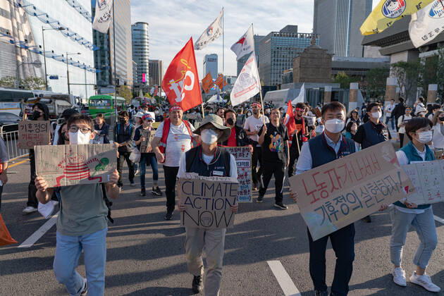 Climate Justice March In Seoul Protesters march at Climate Justice March around Gwanghwamun area on September 24, 2022 in Seoul, South Korea. The demonstration demanded the government to stop using Fossil Energy system and climate justice. About 10,000 people by The Police s estimate (35,000 people by The Organizer s estimate) gathered at the demonstration on the day. Seoul South Korea Copyright: xKichulxShinx originalFilename: shin-climatej220924_npb8U