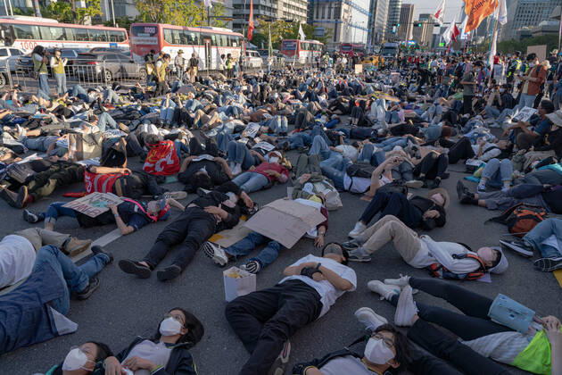 Climate Justice March In Seoul Protesters do Die-In performance at Climate Justice March around Gwanghwamun area on September 24, 2022 in Seoul, South Korea. The demonstration demanded the government to stop using Fossil Energy system and climate justice. About 10,000 people by The Police s estimate (35,000 people by The Organizer s estimate) gathered at the demonstration on the day. Seoul South Korea Copyright: xKichulxShinx originalFilename: shin-climatej220924_npRhi