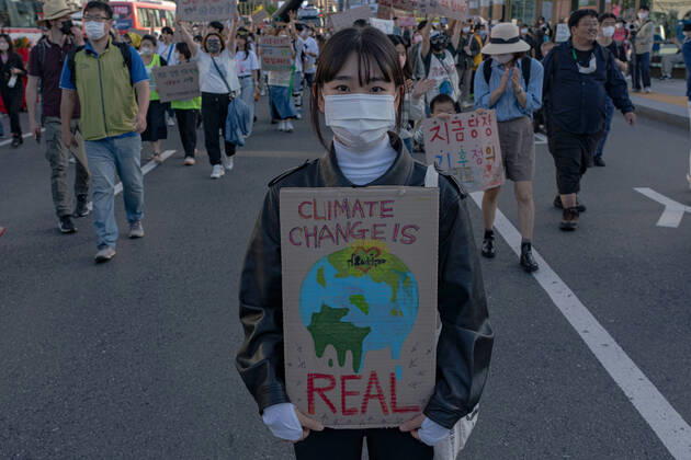 Climate Justice March In Seoul A protester holds a placard saying Climate Change is Real at Climate Justice March around Gwanghwamun area on September 24, 2022 in Seoul, South Korea. The demonstration demanded the government to stop using Fossil Energy system and climate justice. About 10,000 people by The Police s estimate (35,000 people by The Organizer s estimate) gathered at the demonstration on the day. Seoul South Korea Copyright: xKichulxShinx originalFilename: shin-climatej220924_npZsI