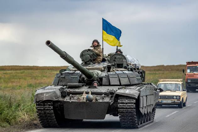 Ukrainian servicemen travel in a convoy of tanks towards the frontlines with the national flag standing tall in the back of the tank on Saturday, Sept 24, 2022. (VX Photo Vudi Xhymshiti), Ukrainian servicemen on a tank Kharkiv Undisclosed Location Kharkiv Oblast Ukraine  , Copyright: xVudixXhymshitix