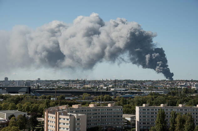 News Themen der Woche KW38 News Bilder des Tages Major Fire At Rungis International Market On Sunday 25 September 2022, a major fire broke out south of Paris in the Val-de-Marne, in the Rungis International Market (MIN) area. Thick black smoke could be seen several kilometres away, covering part of the houses and heading towards Paris-Orly airport. Rungis France  Copyright: xSamuelxBoivinx originalFilename: boivin-majorfir220925_npPjz.jpg