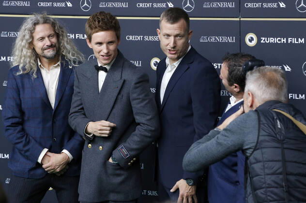 Adam Nielsen, Eddie Redmayne, Tobias Lindholm und Scott Franklin bei der Verleihung des Golden Eye Award an Eddie Redmayne im Rahmen des Screenings des Netflix-Films The Good Nurse auf dem 18. Zurich Film Festival 2022 im Kongresshaus Zürich. Zürich, 25.09.2022