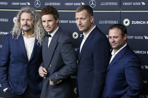 Adam Nielsen, Eddie Redmayne, Tobias Lindholm und Scott Franklin bei der Verleihung des Golden Eye Award an Eddie Redmayne im Rahmen des Screenings des Netflix-Films The Good Nurse auf dem 18. Zurich Film Festival 2022 im Kongresshaus Zürich. Zürich, 25.09.2022