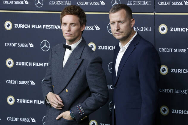 Eddie Redmayne und Tobias Lindholm bei der Verleihung des Golden Eye Award an Eddie Redmayne im Rahmen des Screenings des Netflix-Films The Good Nurse auf dem 18. Zurich Film Festival 2022 im Kongresshaus Zürich. Zürich, 25.09.2022