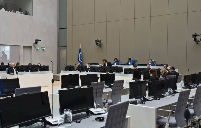 2022-09-26 09:33:28 General view of the court room with presiding judge Miatta Maria Samba, centre, right, and public prosecutor Karim Khan, left, during the trial of Mahamat Said Abdel Kani at the International Criminal Court in The Hague, Netherlands, Monday, Sept. 26, 2022. The trial of an alleged commander in a mainly Muslim rebel group from Central African Republic opened and charged Said with crimes against humanity and war crimes. (AP Photo Peter Dejong, Pool) netherlands out - belgium out Copyright: xx x455371452x originalFilename: 455371452.jpg