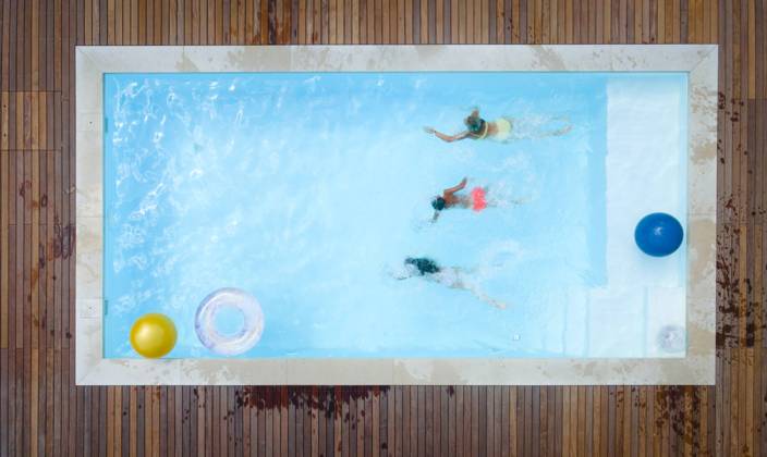 Mother and kids swimming in pool on weekend model released, Symbolfoto property released, Königstetten Niederösterreich Österreich HMEF01378