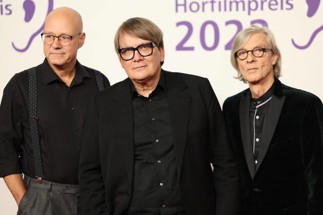 20. Deutsche Hörfilmpreis 2022 Die Band Showact Regener Pappick Busch - Sven Regener , Richard Pappick , Ekki Busch Verrleihung des 20. Deutschen Hörfilmpreises 2022 in den Bolle Festsäle am Spree-Bogen in Berlin Copyright: xEventpressx