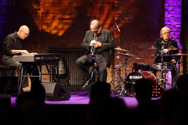 20. Deutsche Hörfilmpreis 2022 Die Band Showact Regener Pappick Busch - Sven Regener , Richard Pappick , Ekki Busch Verrleihung des 20. Deutschen Hörfilmpreises 2022 in den Bolle Festsäle am Spree-Bogen in Berlin Copyright: xEventpressx