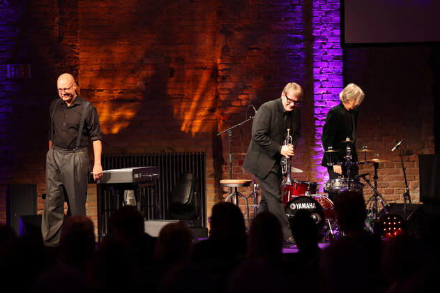20. Deutsche Hörfilmpreis 2022 Die Band Showact Regener Pappick Busch - Sven Regener , Richard Pappick , Ekki Busch Verrleihung des 20. Deutschen Hörfilmpreises 2022 in den Bolle Festsäle am Spree-Bogen in Berlin Copyright: xEventpressx