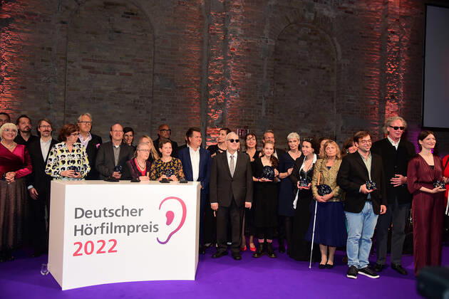 Verleihung des 20. Deutschen Hörfilmpreises Gruppenbild aller Gewinner und Laudatoren Verleihung des 20. Deutschen Hörfilmpreises 2022 in den BOLLE Festsäle am Spree-Bogen in Berlin am 27.09.2022