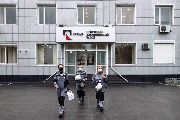 SHELEKHOV, IRKUTSK REGION, RUSSIA â€“ SEPTEMBER 27, 2022: Workers at the Irkutsk Aluminum Smelter (IrkAZ) operated by Rusal of the En+ Groupâ€™s Metals segment. The plant was commissioned in 1962. By 2022, the volume of aluminum production reached 422 thousand tonnes per year; it uses electricity generated at the Irkutsk Hydroelectric Power Station. Vladimir Smirnov TASS  TS144363