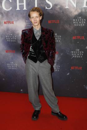 Deutschlandpremiere Netflix von - Im Westen nichts Neues Felix Kammerer auf dem roten Teppich bei der Deutschlandpremiere Netflix von - Im Westen nichts Neues - im Kino International in Berlin. Copyright: xEventpressxGolejewskix