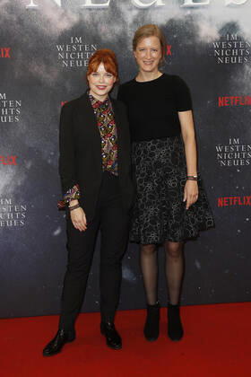 Deutschlandpremiere Netflix von - Im Westen nichts Neues Sina Reiß und Stephanie Stremler auf dem roten Teppich bei der Deutschlandpremiere Netflix von - Im Westen nichts Neues - im Kino International in Berlin. Copyright: xEventpressxGolejewskix
