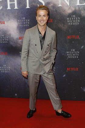 Deutschlandpremiere Netflix von - Im Westen nichts Neues Albrecht Schuch auf dem roten Teppich bei der Deutschlandpremiere Netflix von - Im Westen nichts Neues - im Kino International in Berlin. Copyright: xEventpressxGolejewskix