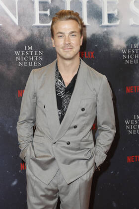 Deutschlandpremiere Netflix von - Im Westen nichts Neues Albrecht Schuch auf dem roten Teppich bei der Deutschlandpremiere Netflix von - Im Westen nichts Neues - im Kino International in Berlin. Copyright: xEventpressxGolejewskix