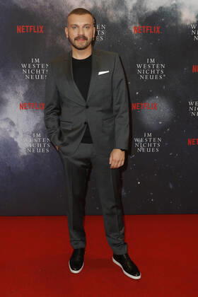 Deutschlandpremiere Netflix von - Im Westen nichts Neues Edin Hasanovic auf dem roten Teppich bei der Deutschlandpremiere Netflix von - Im Westen nichts Neues - im Kino International in Berlin. Copyright: xEventpressxGolejewskix