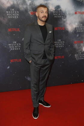 Deutschlandpremiere Netflix von - Im Westen nichts Neues Edin Hasanovic auf dem roten Teppich bei der Deutschlandpremiere Netflix von - Im Westen nichts Neues - im Kino International in Berlin. Copyright: xEventpressxGolejewskix