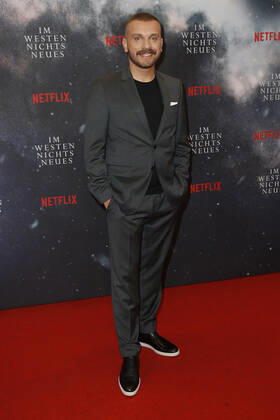 Deutschlandpremiere Netflix von - Im Westen nichts Neues Edin Hasanovic auf dem roten Teppich bei der Deutschlandpremiere Netflix von - Im Westen nichts Neues - im Kino International in Berlin. Copyright: xEventpressxGolejewskix