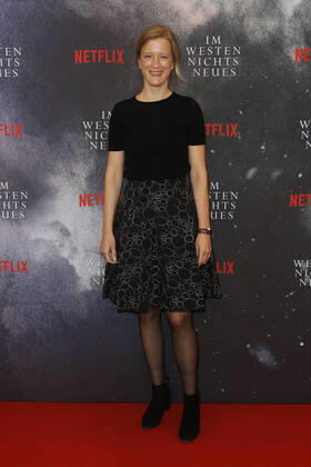 Deutschlandpremiere Netflix von - Im Westen nichts Neues Stephanie Stremler auf dem roten Teppich bei der Deutschlandpremiere Netflix von - Im Westen nichts Neues - im Kino International in Berlin. Copyright: xEventpressxGolejewskix